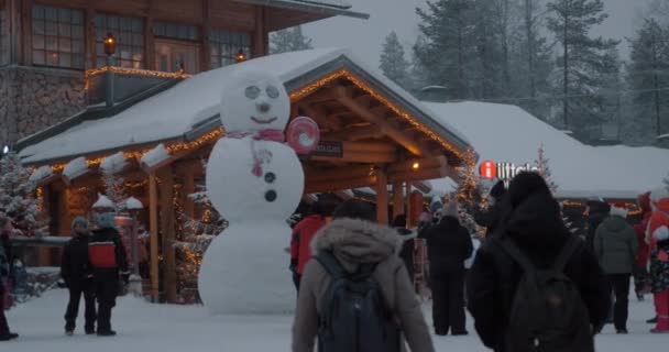Menschen versammeln sich im Weihnachtsbüro in Rovaniemi, Finnland — Stockvideo
