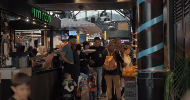 Müşteriler Sarona pazarda, mutfak merkezi Tel Aviv, İsrail — Stok video