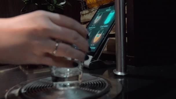 Obtener jugo en la cafetería de autoservicio — Vídeos de Stock