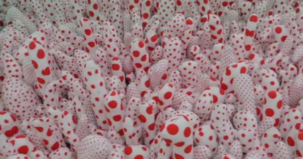 Phallis pole od Yayoi Kusama — Stock video