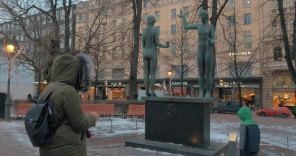 Mujer con hijo tomando fotos en el Parque Esplanadi. Helsinki, Finlandia — Vídeo de stock