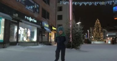 Aile ile Noel. Annelerin kucak çalışan çocuk