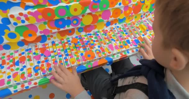 Menino tocando piano na Sala de Obliteração por Yayoi Kusama — Vídeo de Stock