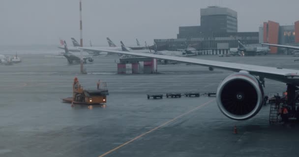 Estacionamiento de aviones en el Aeropuerto Internacional de Sheremetyevo, Moscú — Vídeos de Stock