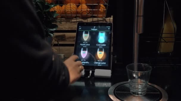 Заказ напитков с помощью цифрового меню на сенсорной панели в кафе — стоковое видео