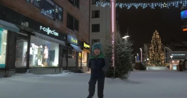 Navidad con la familia. Niño corriendo en madres abrazos — Vídeo de stock