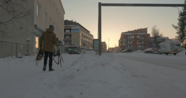 Mann Stocker dreht 360-Video von Winter rovaniemi, Finnland — Stockvideo