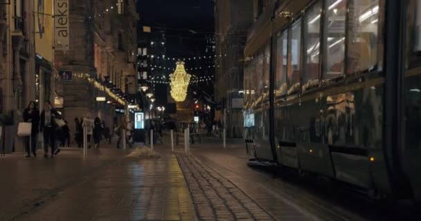 Вечер Хельсинки и движение трамвая по улице, Финляндия — стоковое видео
