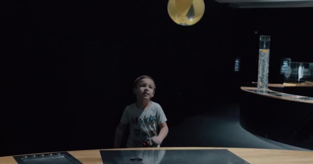 Gyermek játszó labda repül a levegő áramlását a Heuréka tudományos központ, Helsinki — Stock videók