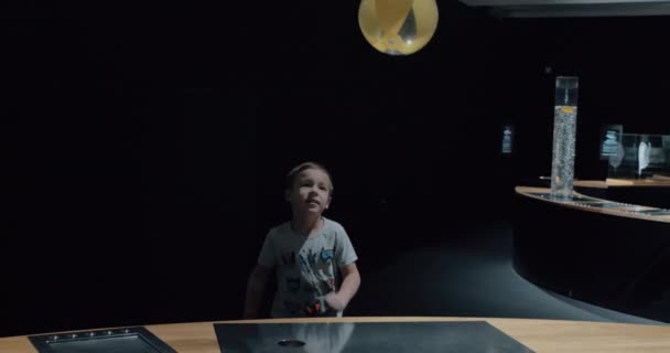 Niño jugando con la pelota volando en el flujo de aire en el centro de ciencia Heureka, Helsinki — Vídeo de stock