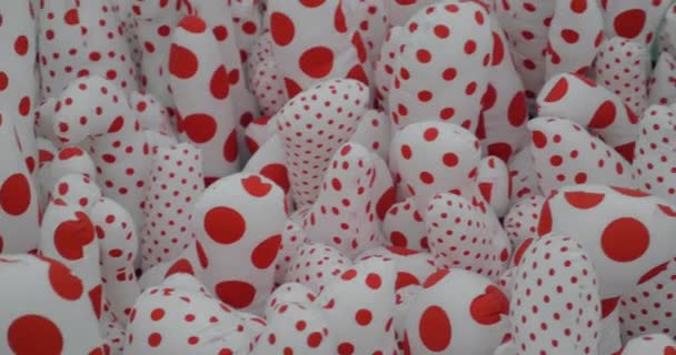 Kunstwerk phallis field auf der Ausstellung von yayoi kusama — Stockvideo