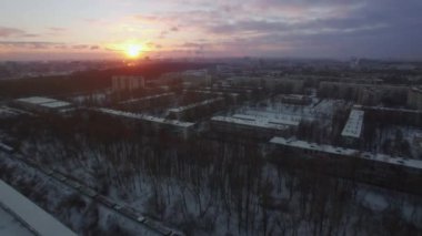 Kış kent üzerinde uçan ve kargo taşıma tren. St. Petersburg olay yerinde gündoğumu