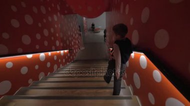 Çocuğun aşağıda Helsinki Sanat Müzesi'nde