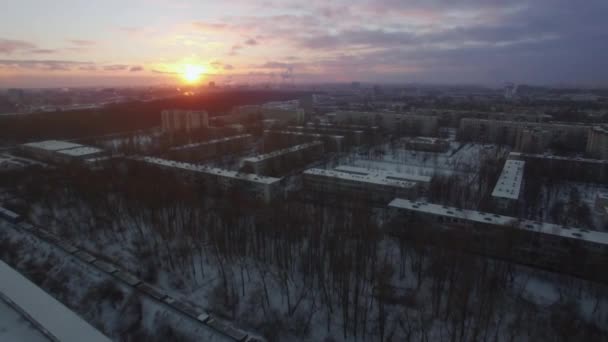 Voando sobre a cidade de inverno e movendo trem de carga. São Petersburgo cena ao nascer do sol — Vídeo de Stock
