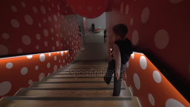 Fiú séta a földszinten a Helsinki Művészeti Múzeum — Stock videók