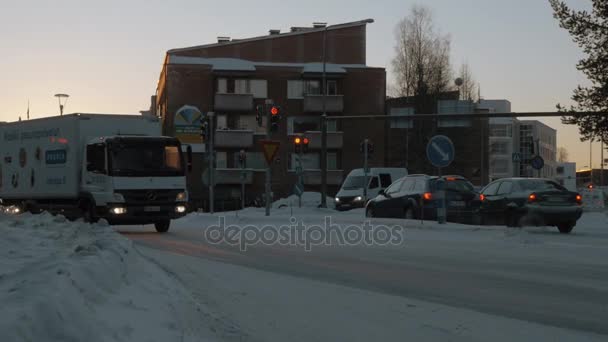 Gün batımında karlı şehir trafiğinde taşıma — Stok video