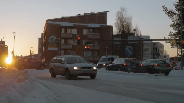 在冬季，芬兰罗瓦涅米道路场景 — 图库视频影像