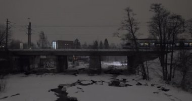 Kış City köprüden çalışan yolcu treni akşam manzarası