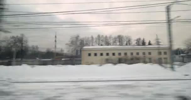 Тімелапс залізничної подорожі по зимовому місту — стокове відео