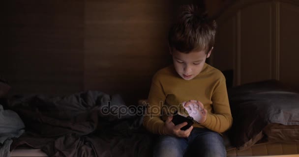 Niño controlando el teléfono celular con voz — Vídeos de Stock