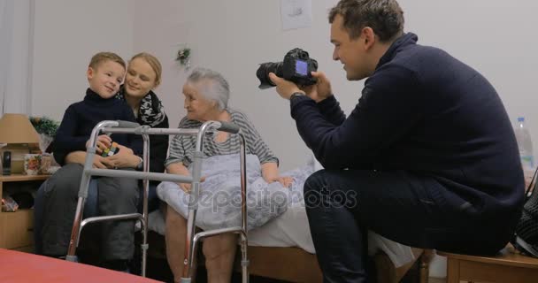 Familia que viene a visitar a la abuela anciana en el hospital — Vídeo de stock