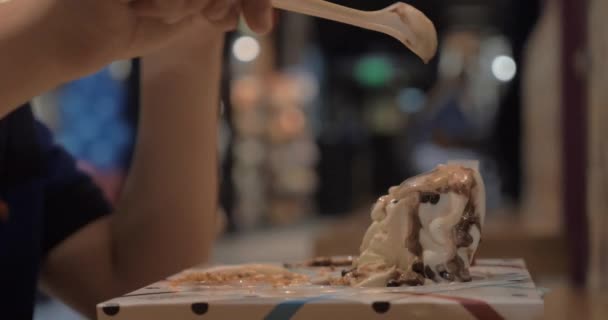 Menino comendo sobremesa de sorvete no pátio de comida do shopping — Vídeo de Stock