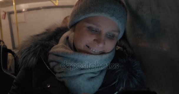 Γυναίκα που έχει ένα λεωφορείο βόλτα το βράδυ και η χρήση κινητών — Αρχείο Βίντεο
