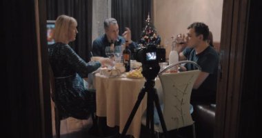 Aile Noel yemeği görüntülerini yapma