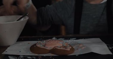 Şeker sprinkles ile çerez dekorasyon çocuk