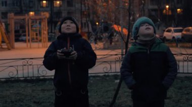 İki çocuk Rc oyuncaklar açık ile eğleniyor