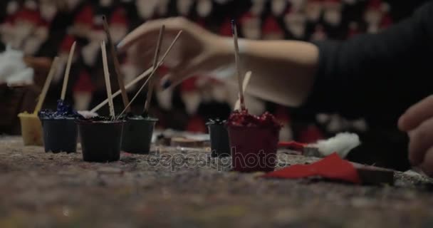 Niño y mujer haciendo artesanía de Santa Claus — Vídeos de Stock