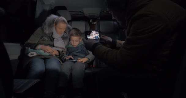 Tomando vídeo móvel de mãe e criança viajando de microônibus e usando celular — Vídeo de Stock