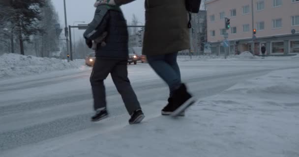 Madre con bambino che cammina dall'altra parte della strada. Colpo invernale — Video Stock