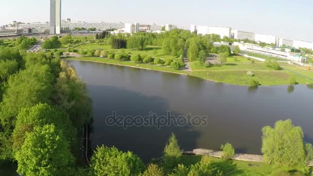 Flygfoto över staden med floden och gröna parker, Moskva — Stockvideo