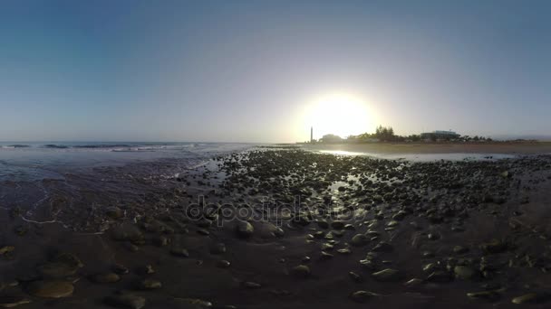 Stațiune Maspalomas și coasta oceanului cu roci la apus de soare, Gran Canaria — Videoclip de stoc