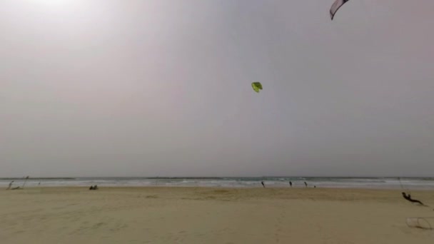 Playa de Tel Aviv con personas que tienen entrenamiento de kitesurf, Israel — Vídeos de Stock