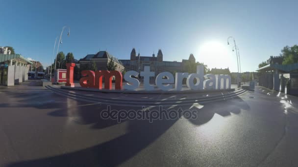 Ik amsterdam slogan en Art Square in de Nederlandse hoofdstad — Stockvideo
