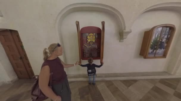 Мама и ребенок ищут инсталляции в церкви Святого Лаврентия в Роттердаме — стоковое видео