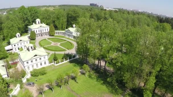 Luchtfoto groene landschap van Tsaritsyno museum en reserve in Moskou — Stockvideo