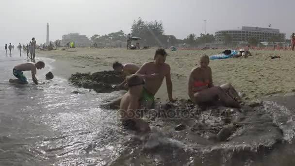 Famiglia che fa castello di sabbia sulla spiaggia. Vacanza a Gran Canaria, Spagna — Video Stock