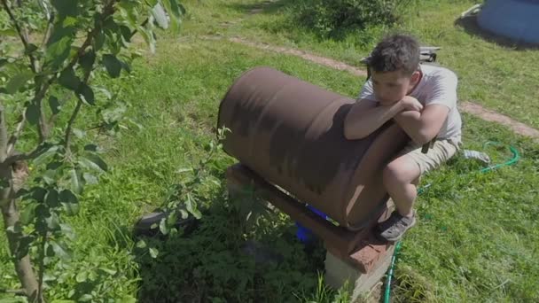 Adolescente chico en el patio de casa de campo — Vídeos de Stock