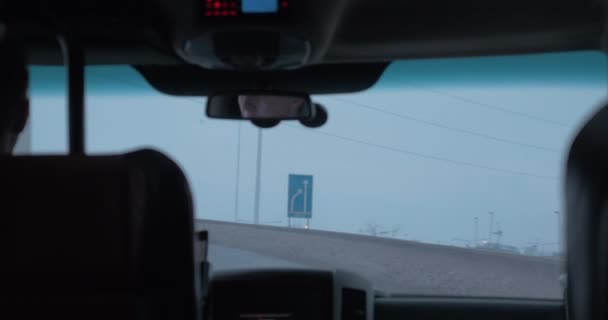 Besturen van een auto in de stad, innerlijke weergave — Stockvideo
