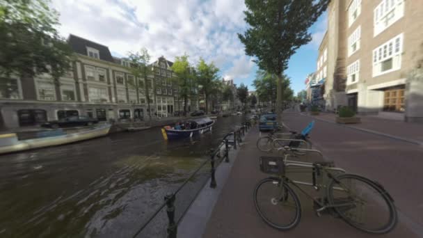 オランダ、アムステルダムの運河を下りながら観光ボート — ストック動画