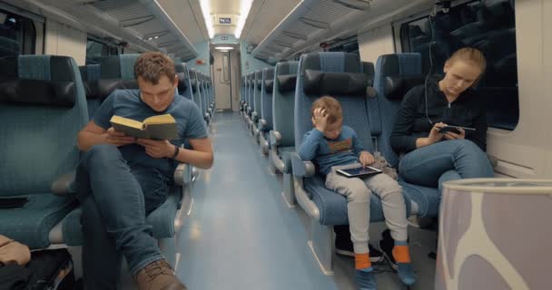 Каждый человек имеет свой бизнес во время поездки на поезде — стоковое видео