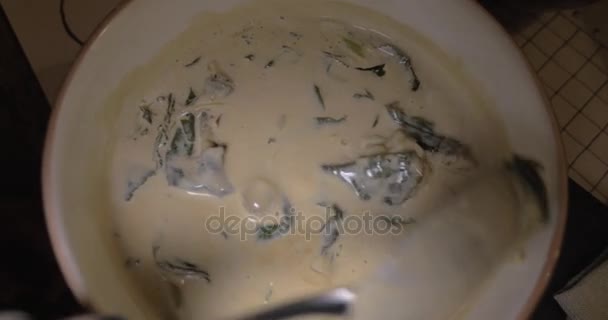 Cream soup with spinach for dinner — Stock Video