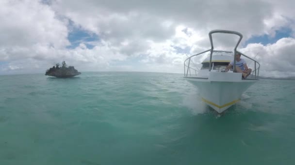 Man tourist relaxing on front deck of the yacht sailing in ocean — Stock Video