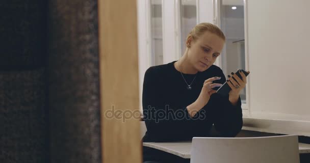 Mulher no café digitando mensagem no celular — Vídeo de Stock