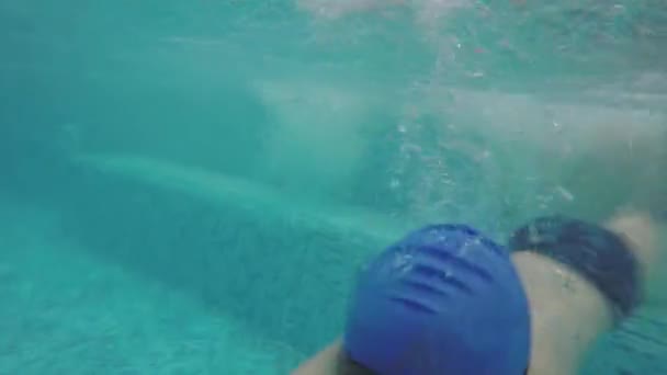 Kid plavání prsa v bazénu — Stock video