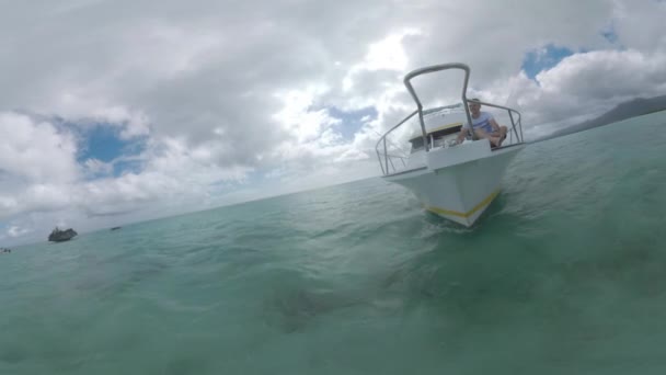 Man har vatten resa i havet. Yacht segling av Crystal Rock nära Mauritius — Stockvideo