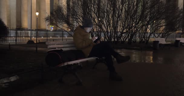 Homem com almofada de toque na cidade da noite — Vídeo de Stock
